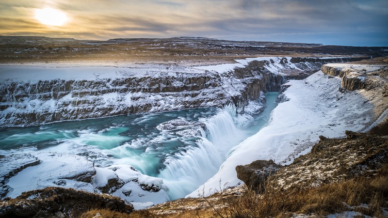 Vista da água congelada na base de uma cascata (geleira, islândia, costa, paisagem natural, inverno)