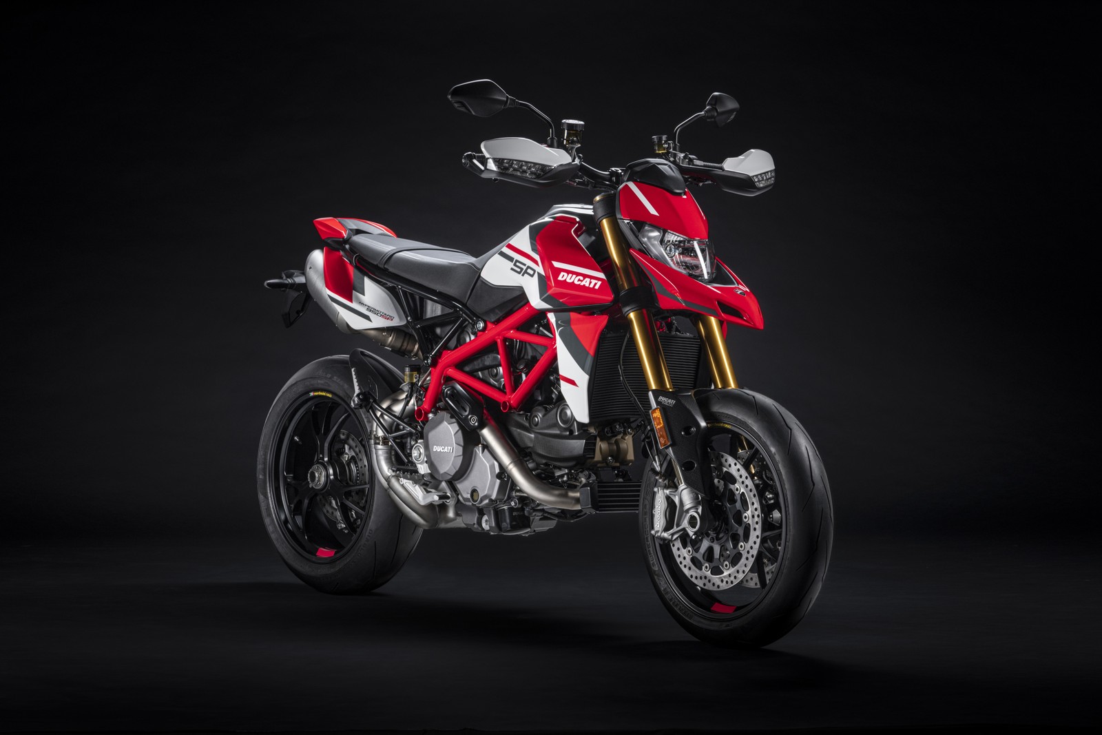 Скачать обои ducati hypermotard 950 sp, 2022, 5k, 8k, черный фон