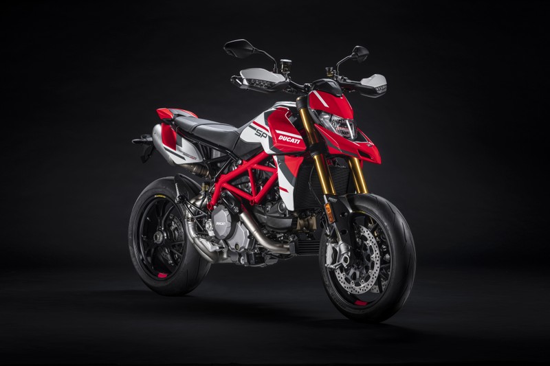 Крупный план красного мотоцикла, припаркованного на черной поверхности. (ducati hypermotard 950 sp, 2022, 5k, 8k, черный фон)