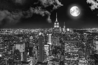 Surrealistische Schwarz-Weiß-Stadtlandschaft von New York City unter einem Vollmond