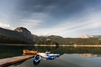 Reflejo sereno en el lago bajo un cielo estrellado