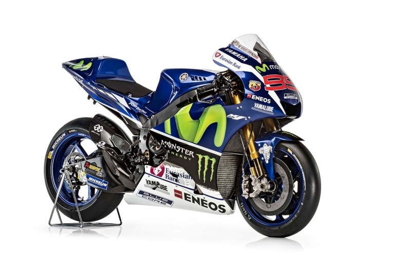 Крупный план мотоцикла на белом фоне с синим и зеленым байком (yamaha yzr m1, мотоцикл, гонщик мотоциклов, обтекатель мотоцикла, машина)