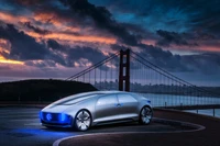 Voiture conceptuelle futuriste Mercedes-Benz devant le pont Golden Gate au coucher du soleil