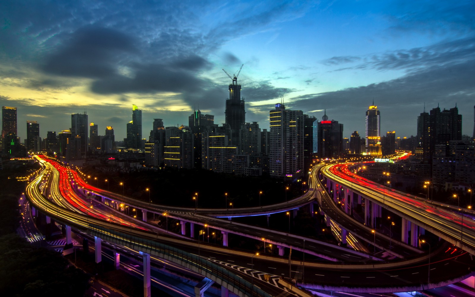 Uma vista do horizonte da cidade com uma rodovia e uma ponte (paisagem urbana, cidade, área urbana, metrópole, linha do horizonte)