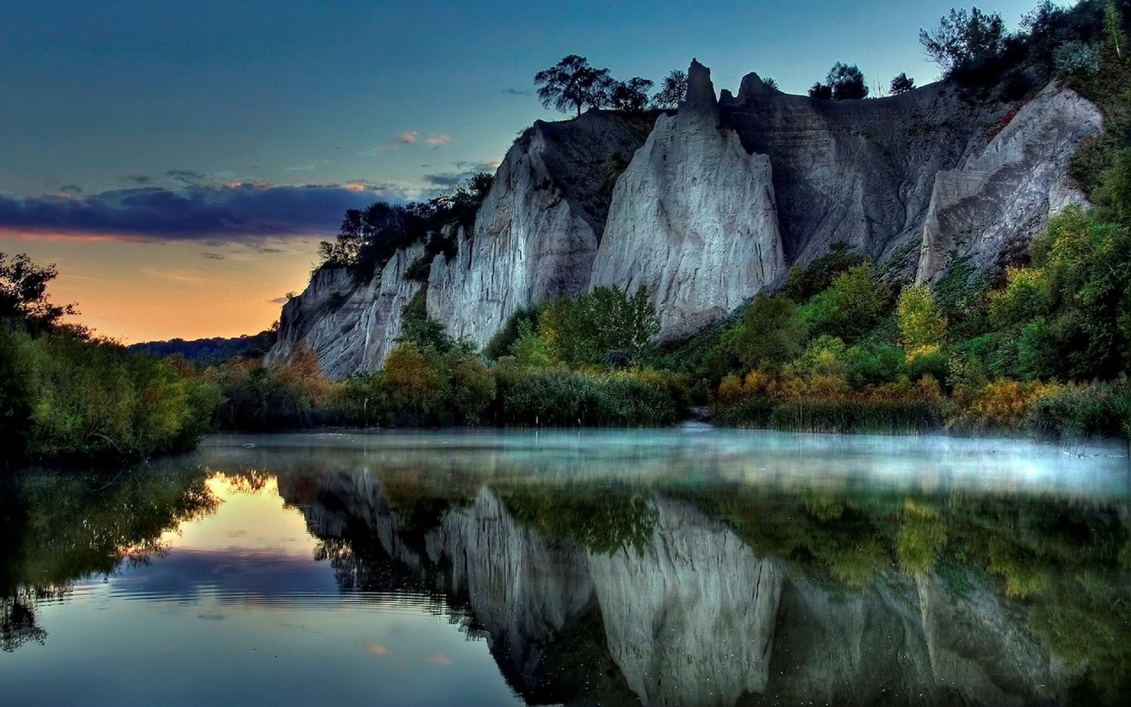 Luftaufnahme eines flusses mit einem berg im hintergrund (natur, reflexion, wasser, wildnis, naturschutzgebiet)