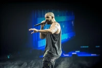 Drake entrega uma performance eletrizante no palco, cativando o público com sua presença dinâmica e vocais poderosos.