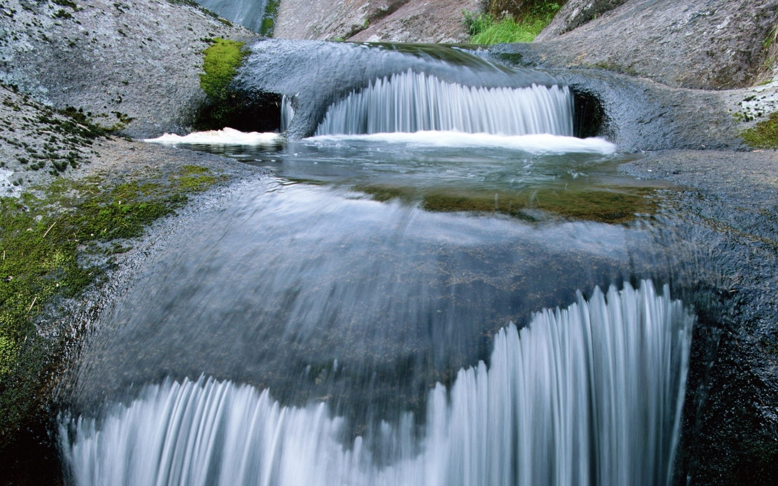 Водопад, который льется через камни. (природа, водопад, водные ресурсы, водоем, вода)