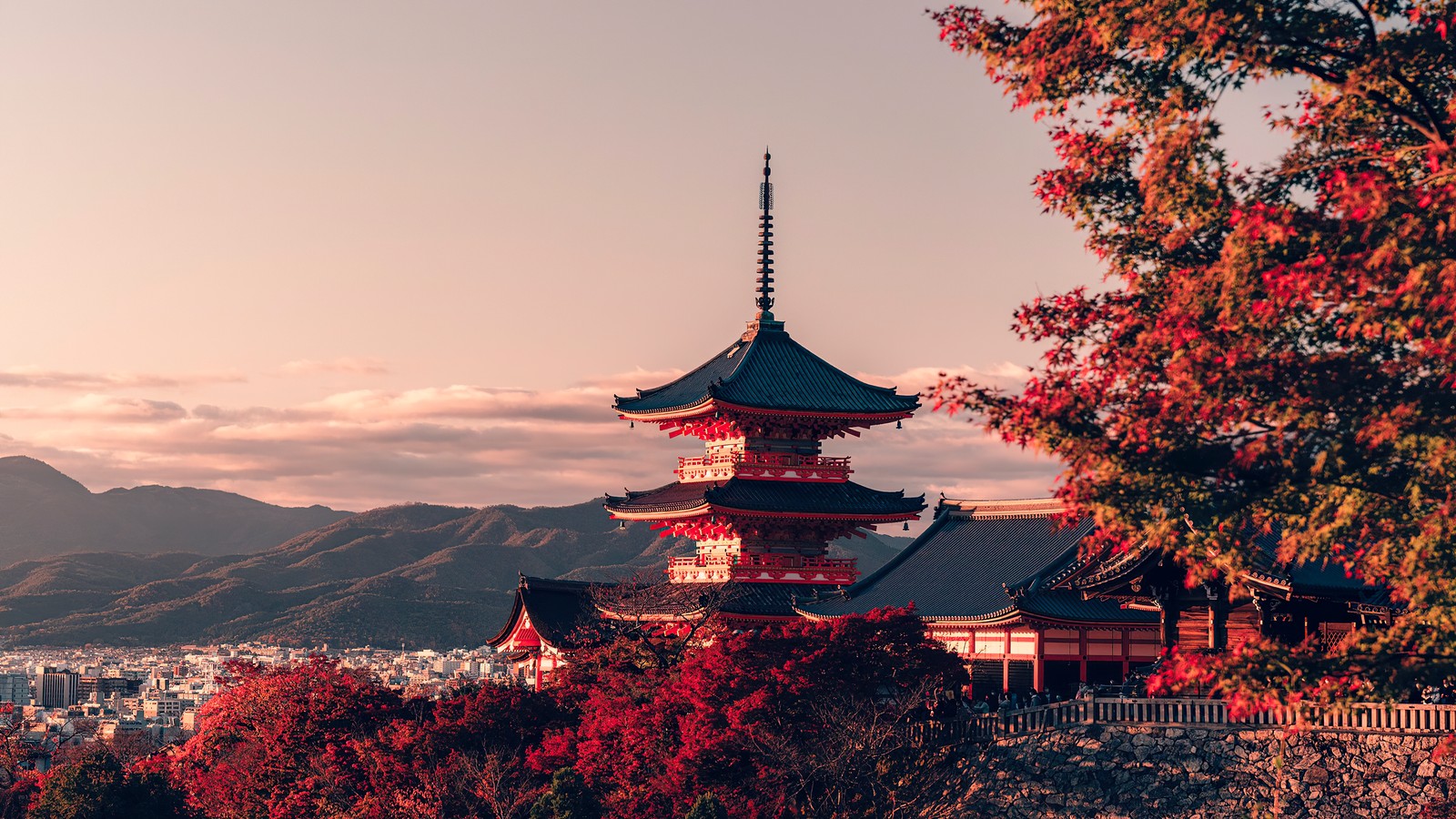 Uma pagoda vermelha fica no meio de uma montanha com uma cidade ao fundo. (nuvem, edifício, planta, paisagem natural, árvore)