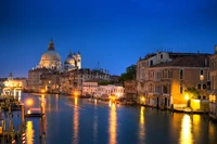 Vista noturna encantadora do Grande Canal com gôndolas e reflexos