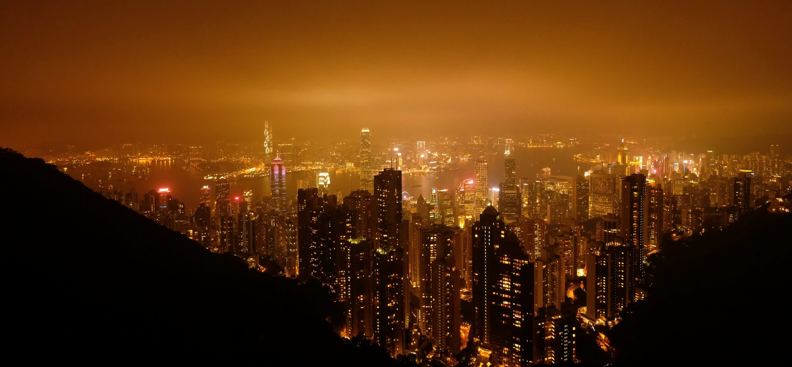 A view of a city at night with a foggy sky (cityscape, night, panorama, city, metropolis)