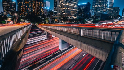 Paisaje nocturno dinámico de Los Ángeles: Rutas de luz urbana y arquitectura moderna