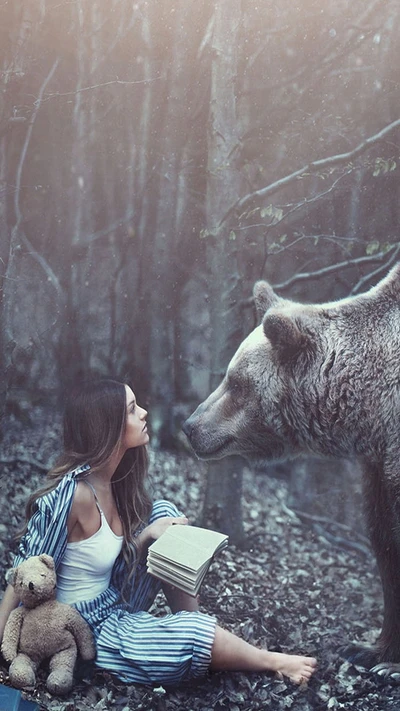 Una niña en un bosque se sienta con un oso de peluche, mirando curiosamente a un gran oso cercano.