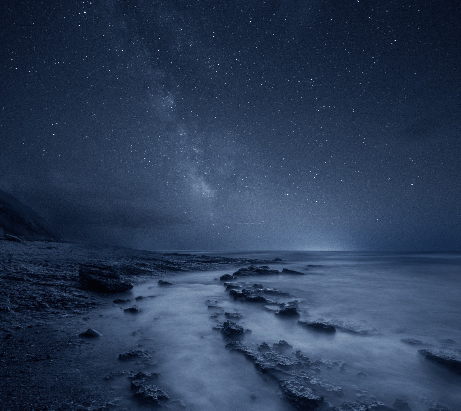 Céu noturno com estrelas e a via láctea sobre o oceano (praia, paisagem, leitoso, natureza, noite)