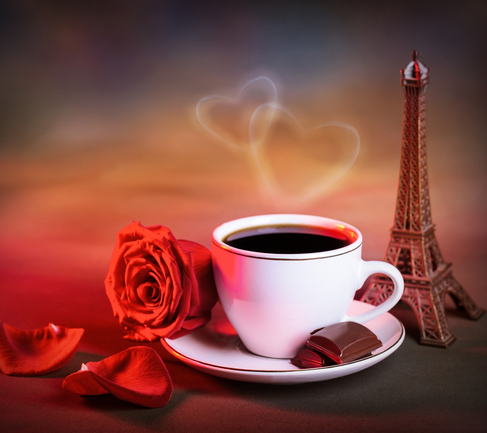 Há uma xícara de café e uma rosa em um pires (café, torre eiffel, coração, amor, paris)