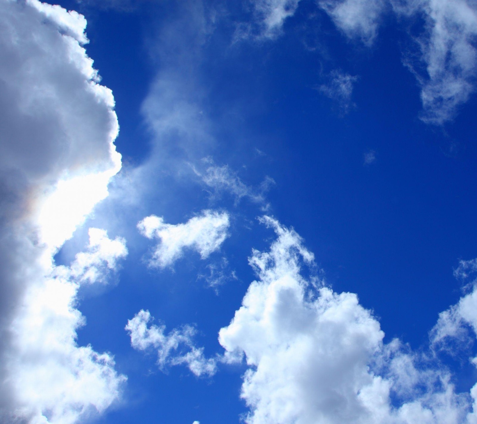 Un avion qui vole à travers les nuages dans le ciel bleu (beau, hdr, papier peint)