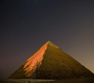 Pyramide abstraite contre un ciel nocturne étoilé