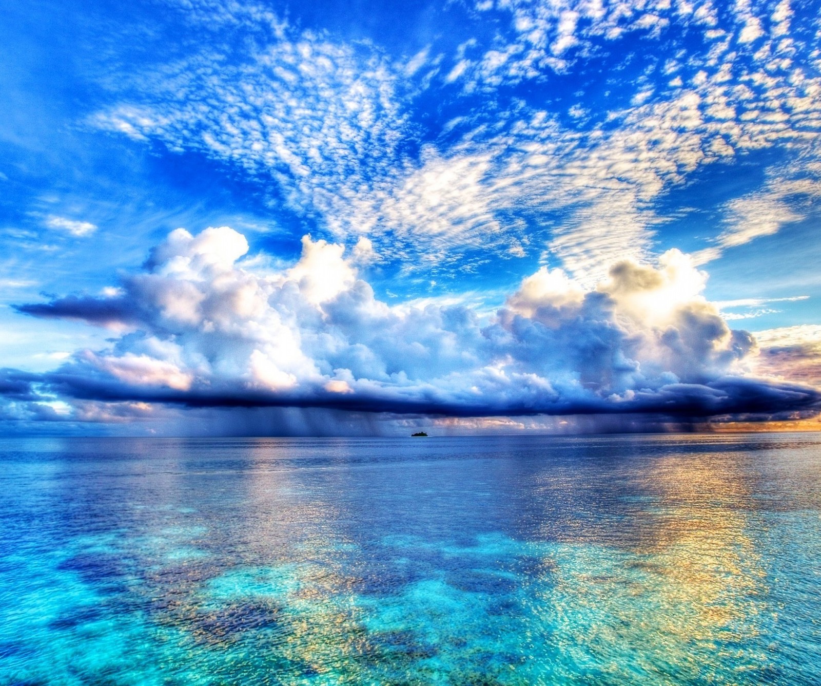 Vue arabe d'un bel océan avec un bateau au loin (bleu, nuages, la côte, paysage, nature)