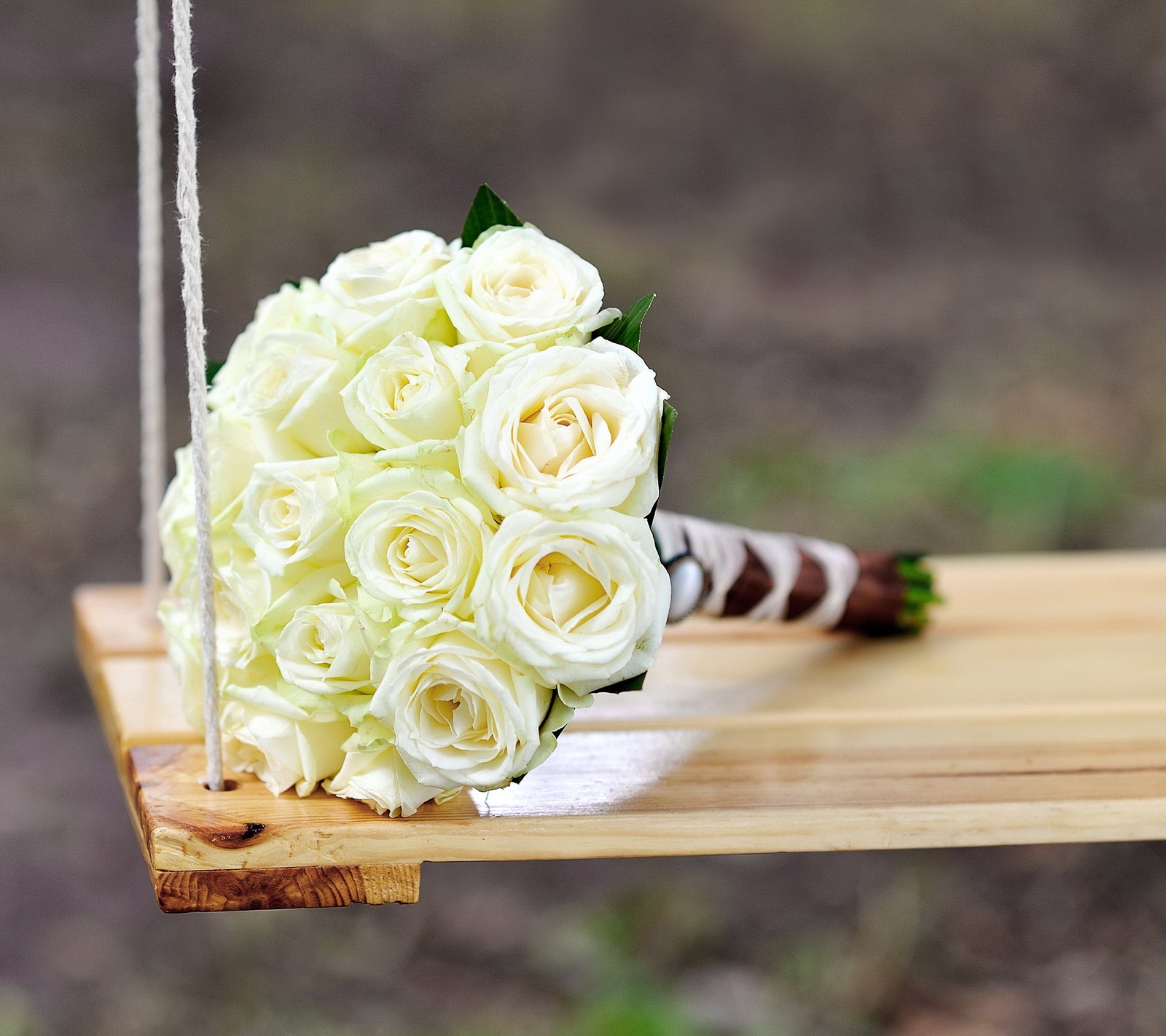 Il y a un bouquet de roses blanches sur une balançoire (bouquet, fleurs, roses, mariage, blanc)