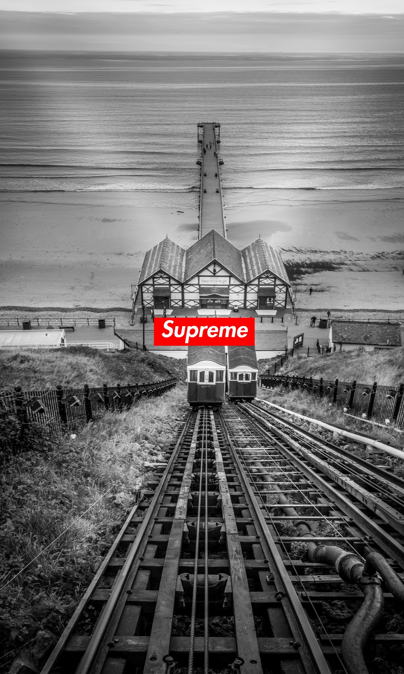 Um close de uma ferrovia com uma caixa supreme vermelha em cima (fundos supreme, supreme, papel de parede supreme)