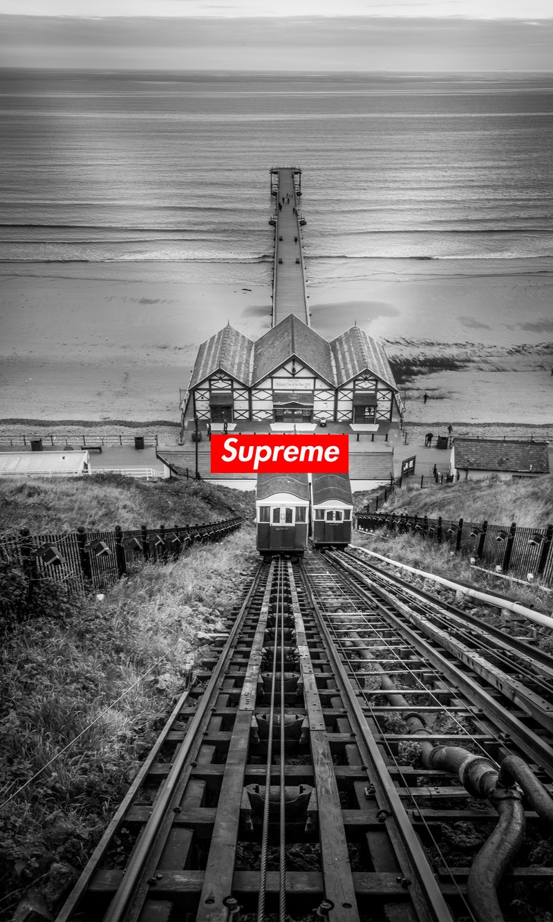 Крупный план железнодорожного пути с красной коробкой supreme на нем (фонды supreme, supreme, обои supreme)