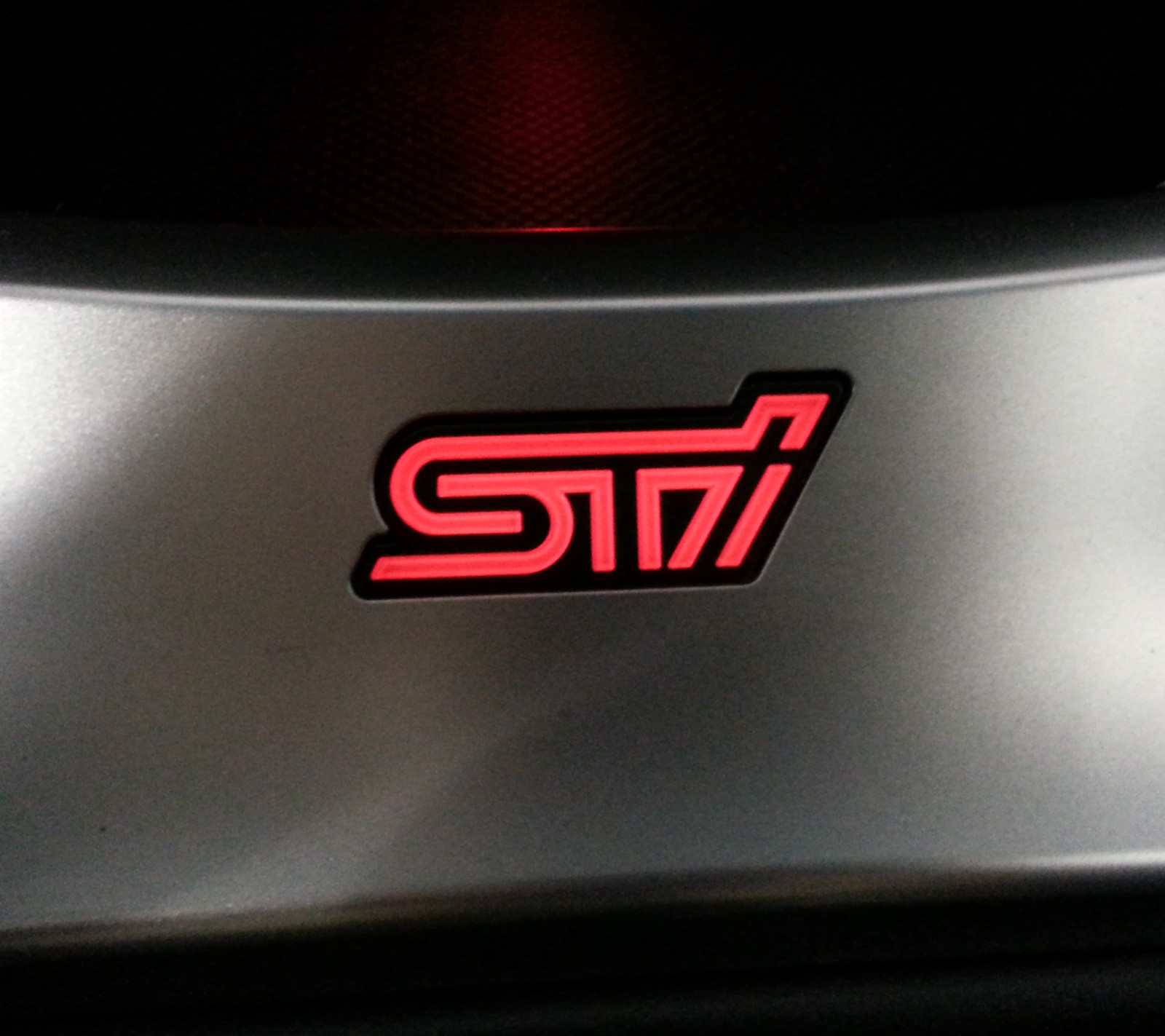 Un primer plano de un coche brillante con un logotipo sti (boxeador, coche, rápido, sti, subaru)