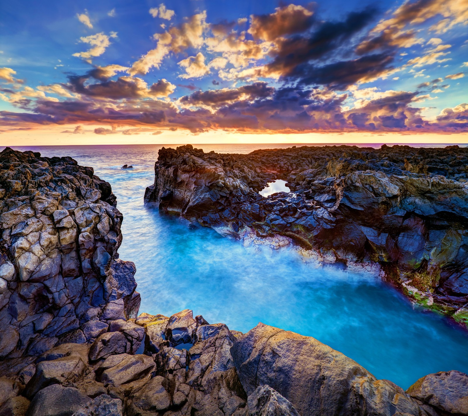 Une vue d'une plage rocheuse avec un corps d'eau (nature, rochers, mer, coucher de soleil)