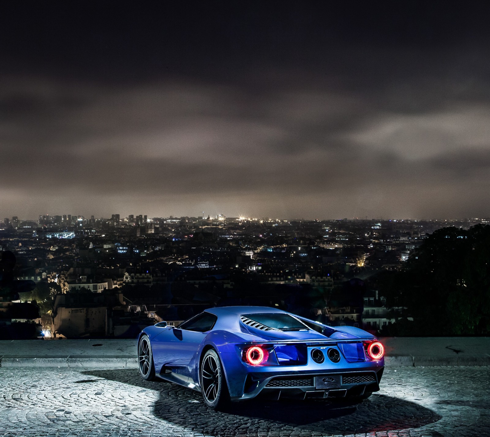 Un gros plan d'une voiture de sport bleue garée sur une route (amérique, bleu, ford, états unis, usa)