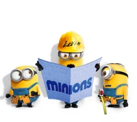 Minions en casques examinant les plans pour leur prochain grand projet