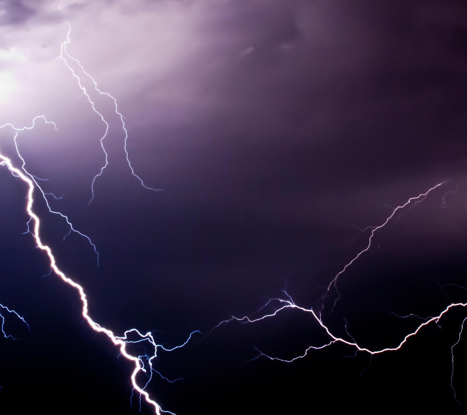 Des éclairs frappent un ciel sombre avec un ciel nuageux en arrière-plan (ciel, tonnerre)