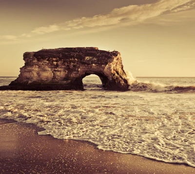 Ancien arc en pierre au bord de la mer au coucher du soleil