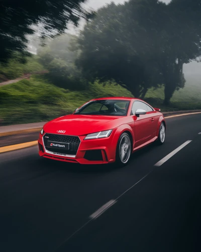 Красный Audi TT Спортивный Автомобиль в Движении на Туманной Дороге