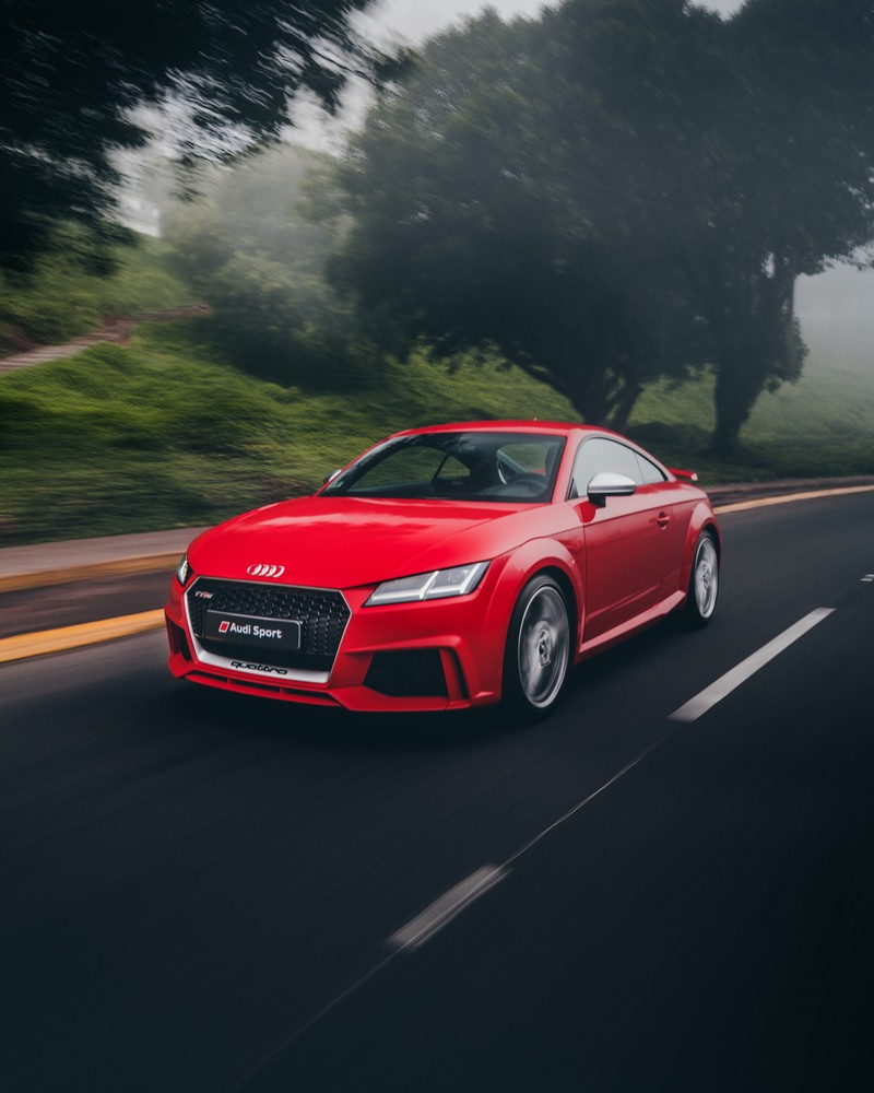 Красный audi tt на дороге с деревьями на заднем плане (спортивный автомобиль, машина, audi, красный, audi tt)