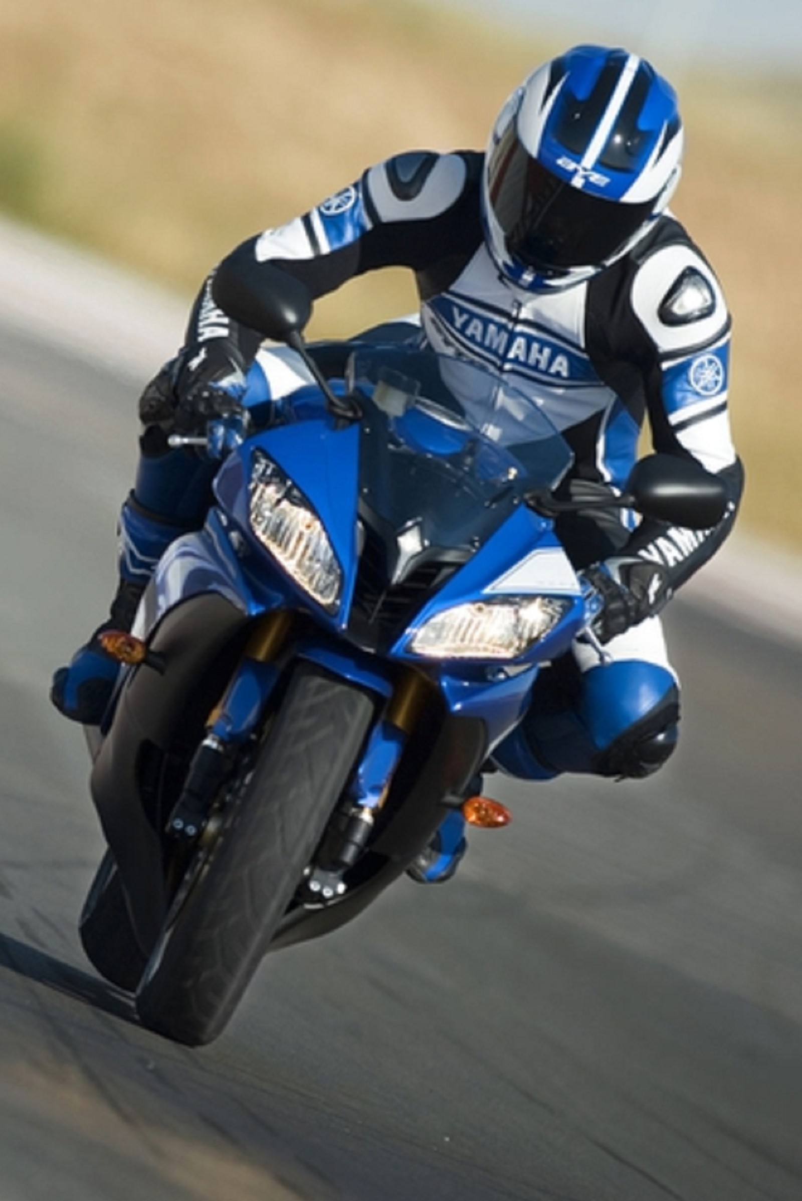 Arafed man riding a blue motorcycle on a race track (r7, y6)