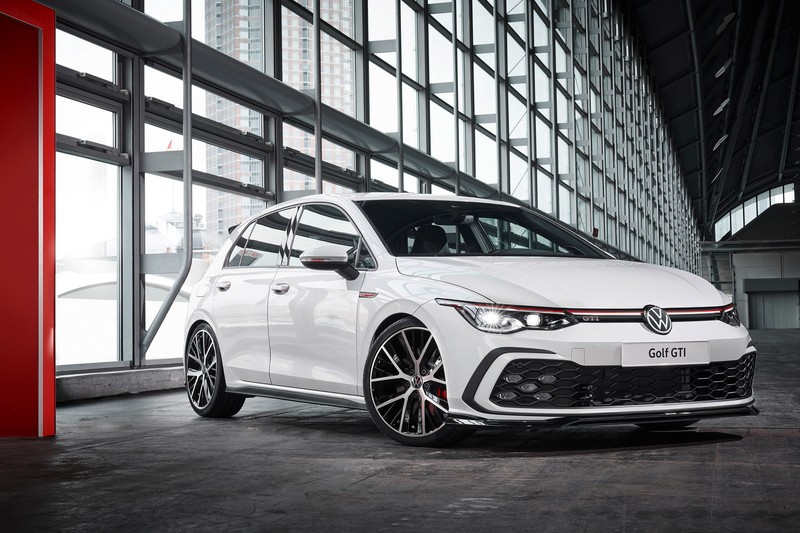 Белый volkswagen golf gtr припаркован перед большим окном (фольксваген гольф gti, volkswagen golf gti, oettinger, 2021, машины)