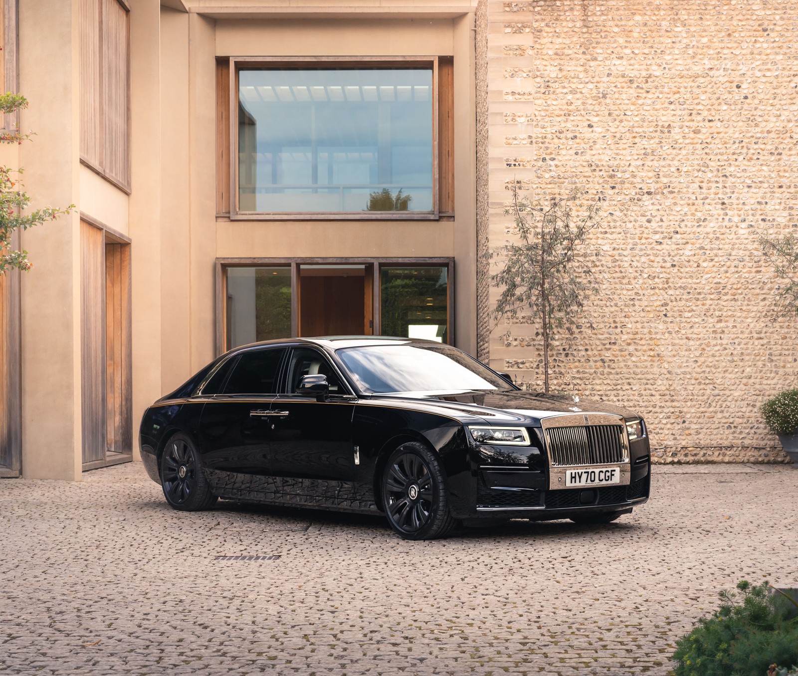 Крупный план черного роллс-ройса, припаркованного перед зданием (rolls royce ghost ewb, 2020, 5k, машины, обои 4k)