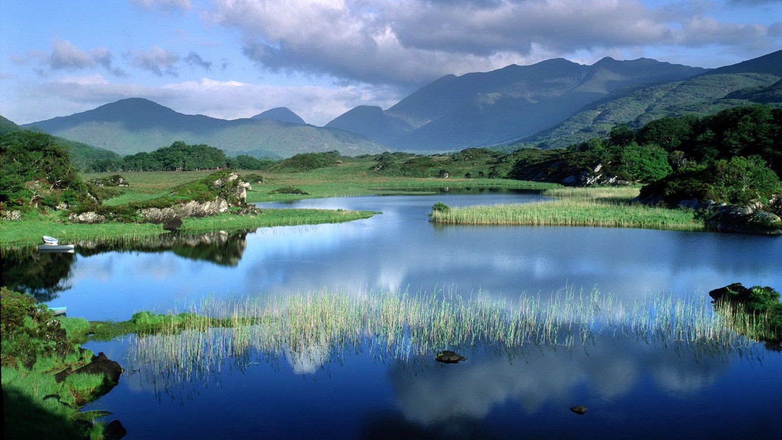 Vue arabe d'un lac avec une montagne en arrière-plan (nature, ressources en eau, réflexion, lac, hauts plateaux)