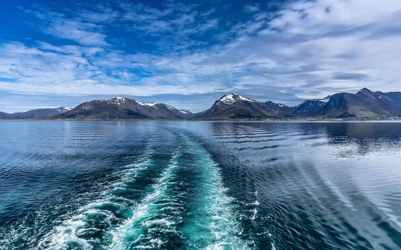 Вид лодки, плывущей по водоему (лофотены, lofoten, море, гора, водоем)