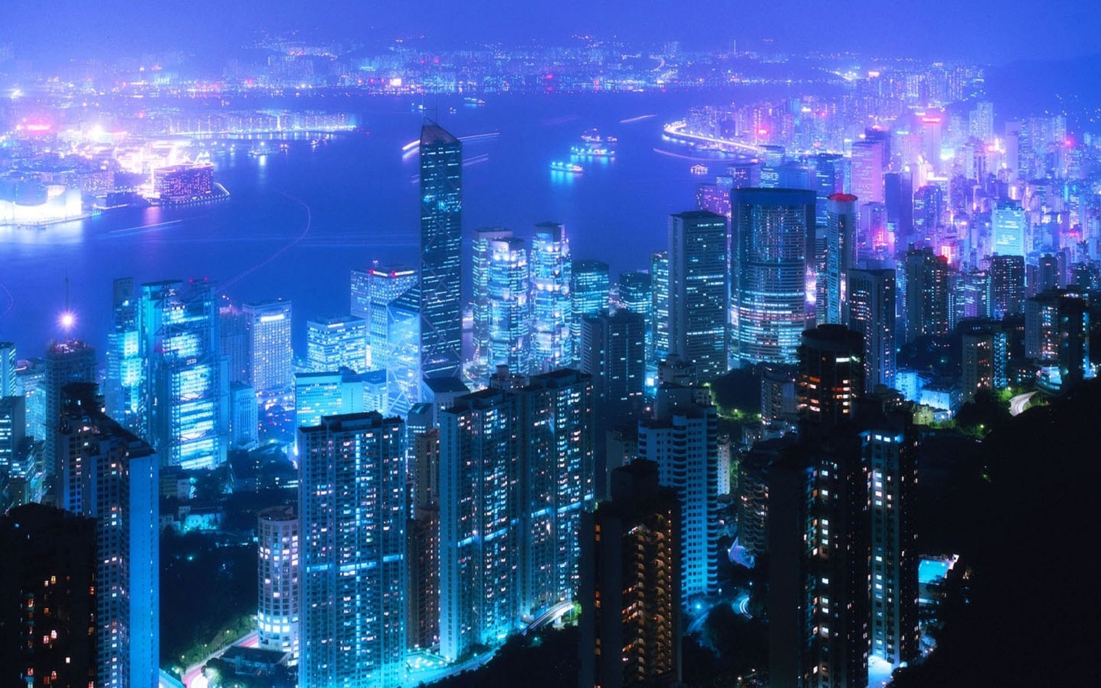 Uma vista de uma cidade à noite com muitas luzes (hong kong, paisagem urbana, metrópole, cidade, área urbana)