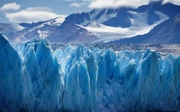 Formação de glaciar majestosa contra montanhas cobertas de neve