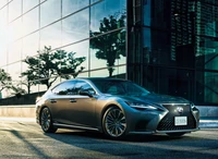 2021 Lexus LS 500h: Um sedã de luxo elegante em reflexão urbana