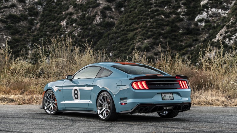 Задняя часть синего мустанга, припаркованного на стоянке (shelby mustang, ford mustang, машины, форд мотор компани, ford motor company)