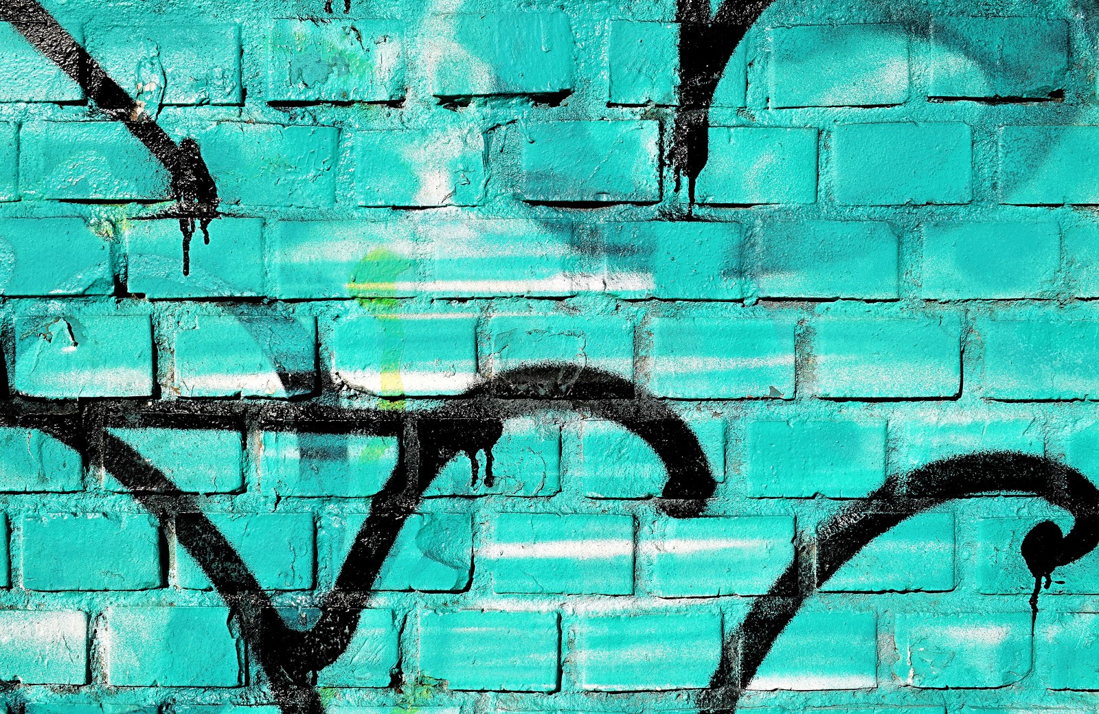 Graffiti sur un mur de briques avec une bouche d'incendie devant lui (murale, turquoise, ligne, graffiti, art)