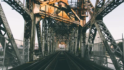 Industrielle Trägerbrücke, die den Schienenverkehr in einer Metropole unterstützt