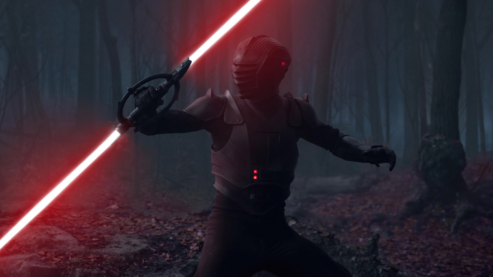 Un hombre en un bosque oscuro sosteniendo un sable de luz rojo (marrok, doble, sable de luz, lightsaber, serie ahsoka)