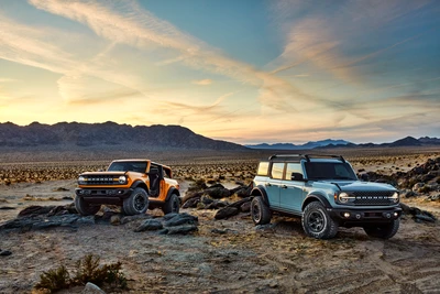 Ford Broncos in einer Wüstenlandschaft bei Sonnenuntergang