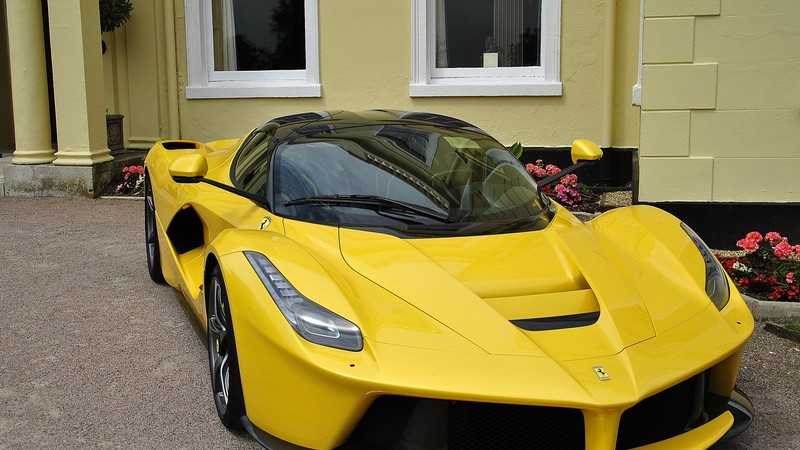 Крупный план желтого спортивного автомобиля, припаркованного перед домом (ferrari 458, спортивный автомобиль, laferrari, суперкар, желтый)