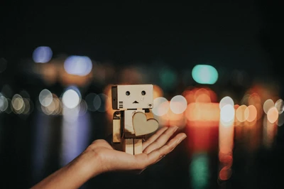 Danbo tenant un cœur sous le ciel nocturne