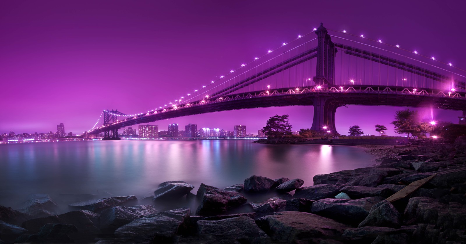 Ein lila himmel über einer brücke über einen gewässer. (manhattan bridge, 8k, new york city, vereinigte staaten, lila himmel)