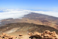 Vista de tirar o fôlego do cume de uma montanha acima das nuvens