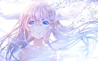 Ein kawaii Anime-Mädchen mit fließendem Haar und engelsgleichen Flügeln blickt mit tränengefüllten blauen Augen gegen einen ruhigen Himmel, umgeben von schimmernden Wassertropfen.